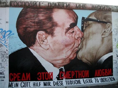 famoous-kiss-mural